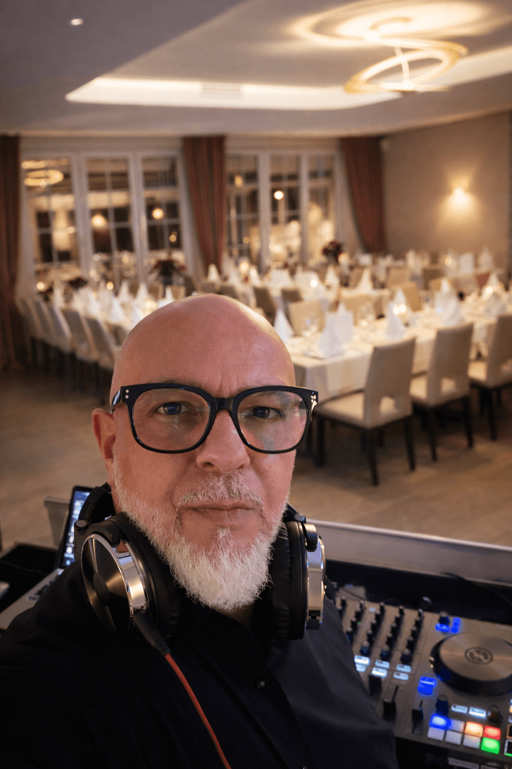 Aufbau und Soundcheck von DJ Marco Serra vor einer Veranstaltung im Rhein-Neckar-Kreis