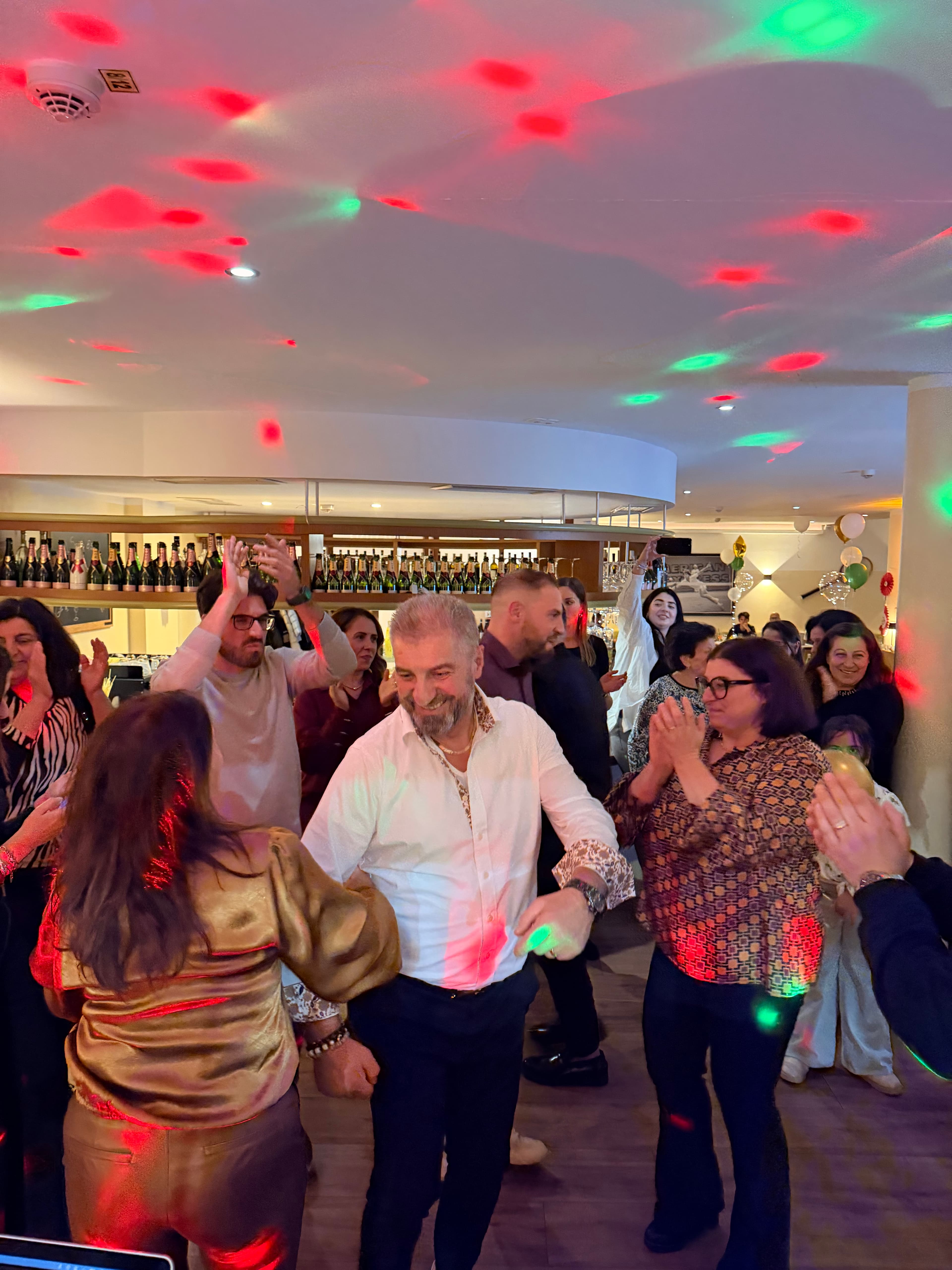 DJ Marco Serra mixt live fuer eine Feier in Schwetzingen